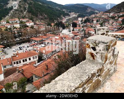 Una foto in scala di grigi della città di Goynuk, Turchia catturata durante il giorno Foto Stock