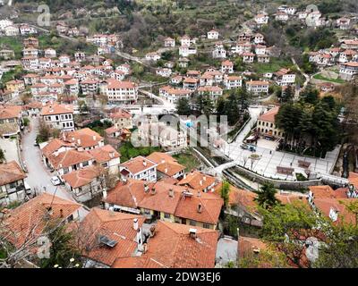 Una foto in scala di grigi della città di Goynuk, Turchia catturata durante il giorno Foto Stock