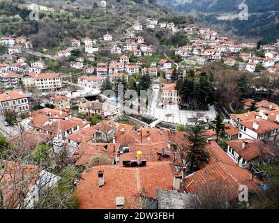 Una foto in scala di grigi della città di Goynuk, Turchia catturata durante il giorno Foto Stock