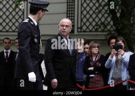 Bernard Cazeneuve, nuovo ministro francese degli interni, arriva per la cerimonia di consegna con il ministro francese degli interni uscente e il nuovo primo ministro Manuel Valls, presso la Place Beauvau, Ministero degli interni, a Parigi, il 2 aprile 2014. Foto di Stephane Lemouton/ABACAPRESS.COM Foto Stock