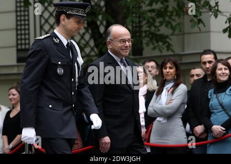 Bernard Cazeneuve, nuovo ministro francese degli interni, arriva per la cerimonia di consegna con il ministro francese degli interni uscente e il nuovo primo ministro Manuel Valls, presso la Place Beauvau, Ministero degli interni, a Parigi, il 2 aprile 2014. Foto di Stephane Lemouton/ABACAPRESS.COM Foto Stock