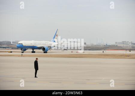 Il presidente Barack Obama partecipa alla raccolta fondi del Comitato Nazionale democratico a Chicago, il 02 aprile 2014. Quando l'Air Force One è atterrato, Obama è stato accolto dal governo dell'Illinois Patrick Quinn. Foto di Cindy Barrymore/ABACARESS.COM Foto Stock