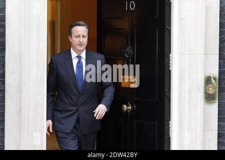 Il primo ministro britannico David Cameron arriva per dare il benvenuto al presidente irlandese Michael Higgins per un incontro a Downing Street nel centro di Londra, Regno Unito, il 9 aprile 2014. Gli Higgins sono arrivati a Londra l'8 aprile nella prima visita di stato da parte di un presidente della repubblica da quando ha ottenuto l'indipendenza dalla vicina Gran Bretagna. Foto di Cyril Villemain/ABACAPRESS.COM Foto Stock