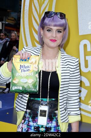 Kelly Osbourne sembra lanciare i thins di grano schioccati in Times Square a New York City, NY, USA, il 9 aprile 2014. Foto di Donna Ward/ABACAPRESS.COM Foto Stock