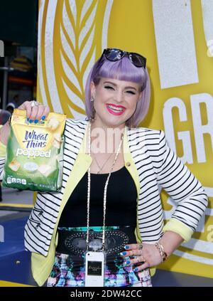 Kelly Osbourne sembra lanciare i thins di grano schioccati in Times Square a New York City, NY, USA, il 9 aprile 2014. Foto di Donna Ward/ABACAPRESS.COM Foto Stock