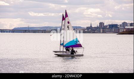 Nuvola variabile con alcune incantesimi soleggiati in tutta la Scozia nordorientale ha incoraggiato i membri del Royal Tay Yacht Club ad avventurarsi fuori yachting sul fiume Tay vicino Broughty Ferry a Dundee, Regno Unito Foto Stock