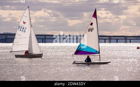 Nuvola variabile con alcune incantesimi soleggiati in tutta la Scozia nordorientale ha incoraggiato i membri del Royal Tay Yacht Club ad avventurarsi fuori yachting sul fiume Tay vicino Broughty Ferry a Dundee, Regno Unito Foto Stock