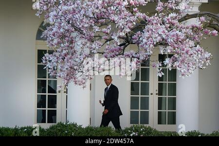 Il presidente Barack Obama torna all'ufficio ovale della Casa Bianca a Washington, DC, USA il 10 aprile 2014. Il Presidente e la First Lady partecipano ad un Vertice sui diritti civili per commemorare il 50° anniversario della firma del Civil Rights Act ad Austin, Texas. Foto di Olivier Douliery/ABACAPRESS.COM Foto Stock