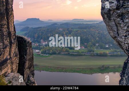 vista dal ponte di bastei al fiume elba, rathen e montagna rauenstein al tramonto in sassonia svizzera, sächsische schweiz, germania orientale Foto Stock