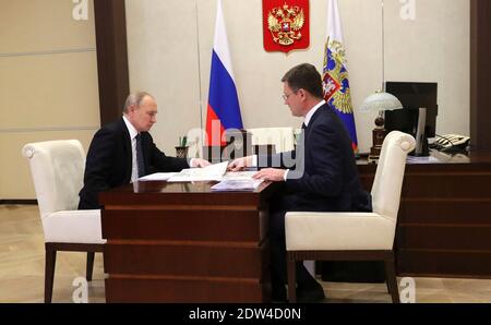 Mosca, Russia. 22 dicembre 2020. Il presidente russo Vladimir Putin ha un incontro faccia a faccia con il vice primo ministro Alexander Novak, a destra, presso la residenza ufficiale Novo-Ogaryovo il 22 dicembre 2020 fuori Mosca, Russia. Novak ha aggiornato Putin sulla rete elettrica delle nazioni. Credit: Planetpix/Alamy Live News Foto Stock