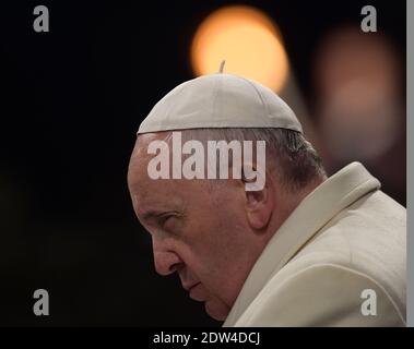 Papa Francesco guida la Via Crucis il Venerdì Santo davanti al Colosseo di Roma, il 18 aprile 2014. La tradizionale processione cattolica del Venerdì Santo ricorda la crocifissione di Gesù Cristo in vista della festa pasquale della domenica. Foto di Eric Vandeville/ABACAPRESS.COM Foto Stock