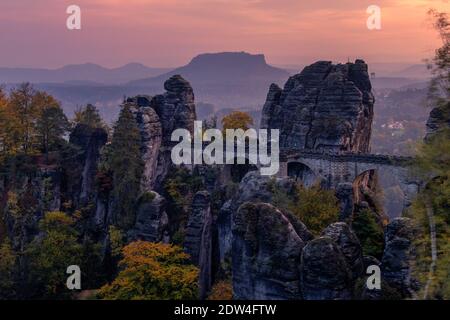 vista da ferdinandstein al famoso ponte di bastei a nationalpark sächsische schweiz al tramonto, svizzera sassone, germania orientale elbsandsteingebirge Foto Stock