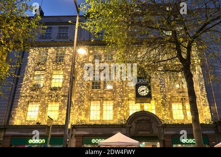 Dublino, Irlanda - 19 dicembre 2020: Luci natalizie sulla costruzione di Eason da o'Connell GPO nella prima mattina di dicembre Foto Stock