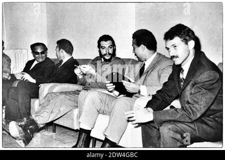 Foto di archivio (probabilmente 1963) del giovane ministro degli Affari Esteri algerino Abdelaziz Bouteflika (destra) accanto al primo presidente algerino Ahmed ben Bella (2° da R) e al ministro cubano Ernesto 'che' Guevara (centro). Foto di Ammar Abd Rabbo/ABACAPRESS.COM Foto Stock