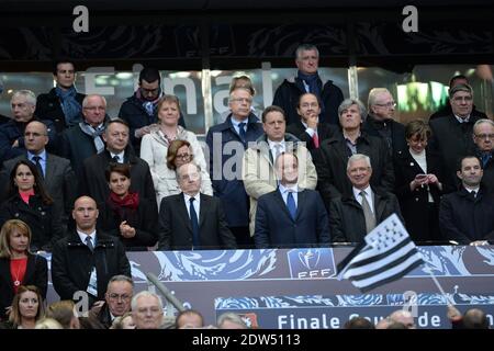 Da sinistra a destra : Aurele Filippetti del Ministro della Cultura, Nanat Vallaud-Belkacem del Ministro dello Sport, Noel le graet del Presidente della FFF, Francois Hollande del presidente della Repubblica di Fench, Claude Bartolone del Presidente del Parlamento Nazionale, Benoit Hamon del Ministro dell'Istruzione in tribuna prima della finale della Coppa di Calcio Francese, Stade Rennais vs en Avant Guingamp, a Stade de Stade de Stade, Francia Saint-Denis, Francia il 3 maggio 2014. Foto di Jeff Guy/Pool/ABACAPRESS.COM Foto Stock