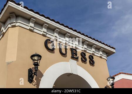 Indovinare il cartello del negozio sul muro presso gli International Premium Outlets di Orlando, Florida, USA. Foto Stock