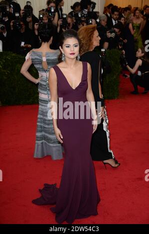 Selena Gomez partecipa al Metropolitan Museum of Art's Costume Institute 2014 per celebrare l'apertura della mostra "Charles James: Beyond Fashion" e del nuovo Centro Costume Anna Wintour, a New York City, NY, USA il 5 maggio 2014. Indossa un abito di Diane von Furstenberg. Foto di Briquet-Douliery/ABACAPRESS.COM Foto Stock