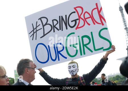 Atmosfera durante una manifestazione che ha chiesto il rilascio delle 223 studentesse rapite dai combattenti Boko Haram nel nord-est della Nigeria quattro settimane fa, all’Esplanade du Trocadero di Parigi, Francia, il 13 maggio 2014. Foto di Thierry Orban/ABACAPRESS.COM Foto Stock