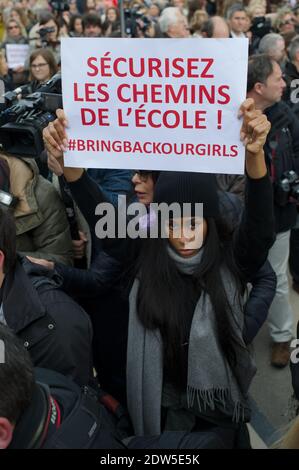 Atmosfera durante una manifestazione che ha chiesto il rilascio delle 223 studentesse rapite dai combattenti Boko Haram nel nord-est della Nigeria quattro settimane fa, all’Esplanade du Trocadero di Parigi, Francia, il 13 maggio 2014. Foto di Thierry Orban/ABACAPRESS.COM Foto Stock