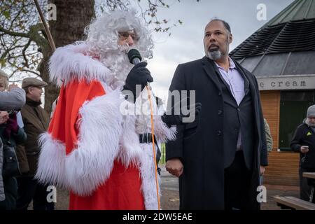 Coronavirus: Anti-blocco ‘Santa salva la protesta di Natale al Speakers’ Corner, Hyde Park, Londra, Regno Unito. Foto Stock