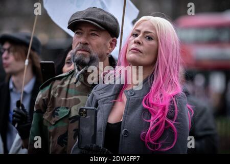 Martin Hockridge (a sinistra) con Lisa Jane Waters (a destra). Coronavirus: Anti-lock ‘Santa salva la protesta di Natale al Speakers’ Corner, Hyde Park, Londra. Foto Stock