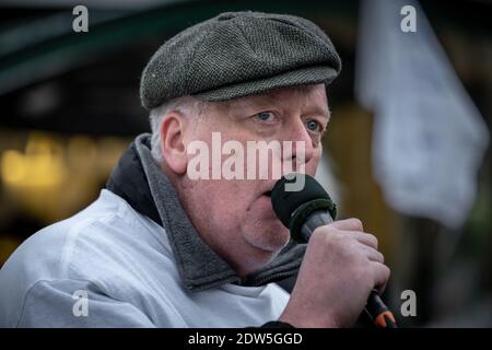 Coronavirus: Anti-blocco ‘Santa salva la protesta di Natale al Speakers’ Corner, Hyde Park, Londra, Regno Unito. Foto Stock