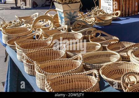 Cestini di Sweetgrass in mostra presso lo storico mercato cittadino di Charleston, Carolina del Sud, gli splendidi oggetti d'artigianato di origine africana. Foto Stock