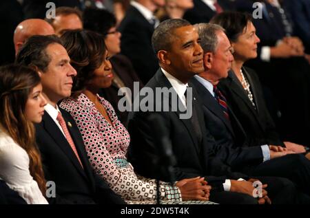 Il presidente degli Stati Uniti Barack Obama e la prima signora Michelle Obama partecipano alla cerimonia di dedicazione al National September 11 Memorial Museum di New York, 15 maggio 2014. Il museo, che commemora gli attacchi del 11 settembre 2001 a New York e Washington, si apre al pubblico il 21 maggio, con attrazioni avvincenti e manufatti mai visti prima in pubblico. Sono anche visibili (da sinistra) il Governatore di New York Andrew Cuomo, e l'ex Sindaco di New York Michael Bloomberg (2° da R)Foto di Mike Segar/Pool/ABACAPRESS.COM Foto Stock