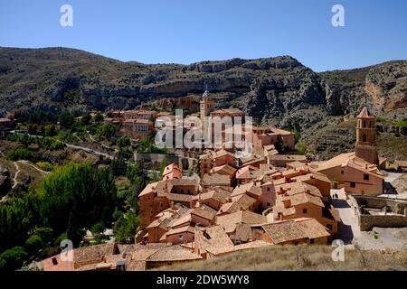 Vista dalla cima del villaggio di Albarracin in provincia di Teruel, Aragona Spagna con vista sui tetti della casa, la cattedrale di Albarra Foto Stock