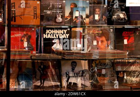 I visitatori possono guardare gli oggetti relativi all'icona della musica francese Johnny Hallyday, che vengono esposti in una sala d'aste di Bordeaux, nella Francia sud-occidentale, il 16 maggio 2014. Un fan di Hallyday da lungo tempo si sta allenando per un'asta in programma il 17 maggio, circa 5.000 articoli, per più di 30 000 euro, relativi a Hallyday, tra cui dischi vintage, libri, gadget, poster e riviste, che ha raccolto più di 5 decenni, il 16 maggio 2014 . Foto di Patrick Bernard/ABACAPRESS.COM Foto Stock
