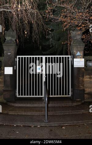 Zittau, Germania. 22 dicembre 2020. La porta al crematorio di Städtische Dienstleistungs-GmbH Zittau Bestattungswesen al cimitero è chiusa. A causa del drammatico tasso di mortalità per corona a Zittau, nella Sassonia orientale, i cadaveri devono essere temporaneamente immagazzinati al di fuori del crematorio. Credit: Daniel Schäfer/dpa-Zentralbild/dpa/Alamy Live News Foto Stock