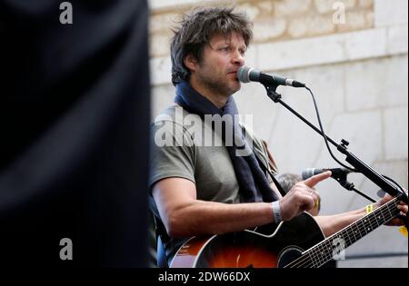 Noir Desir ex-frontman Bertrand Cantat suona con la sua band Detroit in un concerto Eurock Ecologie a sostegno del partito ecologista Europa Ecologie-Les Verts a Bordeaux, Francia occidentale, il 17 maggio 2014. Foto di Patrick Bernard/ABACAPRESS.COM Foto Stock