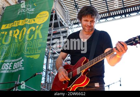 Noir Desir ex-frontman Bertrand Cantat suona con la sua band Detroit in un concerto Eurock Ecologie a sostegno del partito ecologista Europa Ecologie-Les Verts a Bordeaux, Francia occidentale, il 17 maggio 2014. Foto di Patrick Bernard/ABACAPRESS.COM Foto Stock