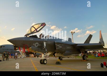 Dimostrazione di volo con le capacità letali del primo jet da combattimento F-35 Lightening II al mondo presso EAA AirVenture, Oshkosh, Wisconsin, USA Foto Stock