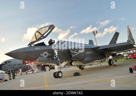 Dimostrazione di volo con le capacità letali del primo jet da combattimento F-35 Lightening II al mondo presso EAA AirVenture, Oshkosh, Wisconsin, USA Foto Stock