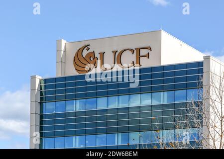Insegna e logo della UCF (University of Central Florida ) sull'edificio del campus di Lake Nona a Orlando, Florida Foto Stock