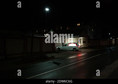 Zittau, Germania. 22 dicembre 2020. Un hearse guida nel viale del Klinikum Oberlausitz Bergland in serata. A causa del drammatico tasso di mortalità per corona a Zittau, nella Sassonia orientale, i cadaveri devono essere temporaneamente immagazzinati al di fuori del crematorio. Credit: Daniel Schäfer/dpa-Zentralbild/dpa/Alamy Live News Foto Stock