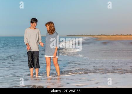 Donna che gioca con il suo figlio sulla spiaggia Foto Stock
