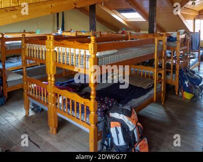 Dormitorio nella soffitta dell'ostello San Javier (albergue) sul Camino - Astorga, Castiglia e Leon, Spagna Foto Stock