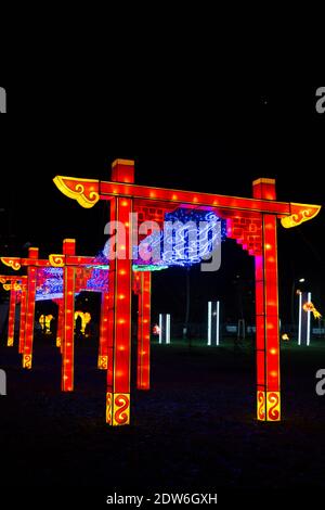 Installazioni di luce di ingresso tradizionale cinese rosso al Festival cinese delle luci nel Limanski Park a Novi Sad, Serbia. Foto Stock