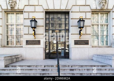 Uno degli ingressi della sede centrale dell'Agenzia per la protezione ambientale degli Stati Uniti (EPA) a Washington D.C., USA. Foto Stock