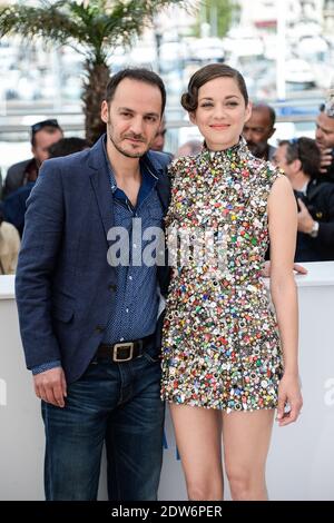 Fabrizio Rongione, Marion Cotillard in posa al Palais des Festivals per la fotocellula del film Deux Jours, une Nuit presentato in concorso al Settimo Festival del Cinema di Cannes, in Francia, il 20 maggio 2014. Foto di Nicolas Briquet/ABACAPRESS.COM Foto Stock