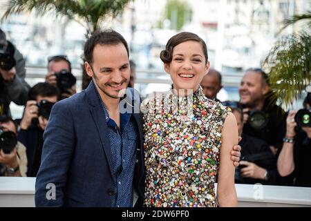 Fabrizio Rongione, Marion Cotillard in posa al Palais des Festivals per la fotocellula del film Deux Jours, une Nuit presentato in concorso al Settimo Festival del Cinema di Cannes, in Francia, il 20 maggio 2014. Foto di Nicolas Briquet/ABACAPRESS.COM Foto Stock