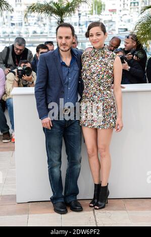 Fabrizio Rongione, Marion Cotillard in posa al Palais des Festivals per la fotocellula del film Deux Jours, une Nuit presentato in concorso al Settimo Festival del Cinema di Cannes, in Francia, il 20 maggio 2014. Foto di Nicolas Briquet/ABACAPRESS.COM Foto Stock