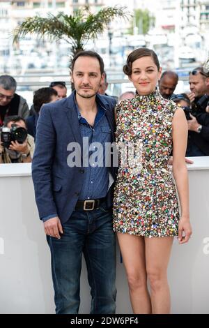 Fabrizio Rongione, Marion Cotillard in posa al Palais des Festivals per la fotocellula del film Deux Jours, une Nuit presentato in concorso al Settimo Festival del Cinema di Cannes, in Francia, il 20 maggio 2014. Foto di Nicolas Briquet/ABACAPRESS.COM Foto Stock