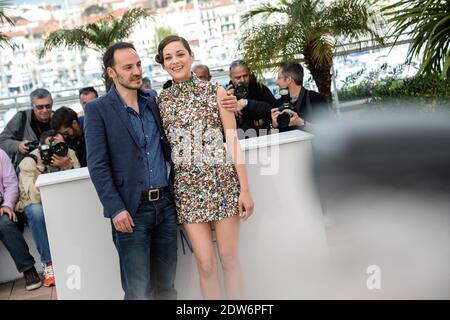 Fabrizio Rongione, Marion Cotillard in posa al Palais des Festivals per la fotocellula del film Deux Jours, une Nuit presentato in concorso al Settimo Festival del Cinema di Cannes, in Francia, il 20 maggio 2014. Foto di Nicolas Briquet/ABACAPRESS.COM Foto Stock