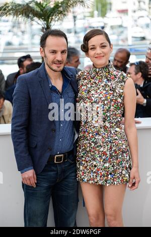 Fabrizio Rongione, Marion Cotillard in posa al Palais des Festivals per la fotocellula del film Deux Jours, une Nuit presentato in concorso al Settimo Festival del Cinema di Cannes, in Francia, il 20 maggio 2014. Foto di Nicolas Briquet/ABACAPRESS.COM Foto Stock