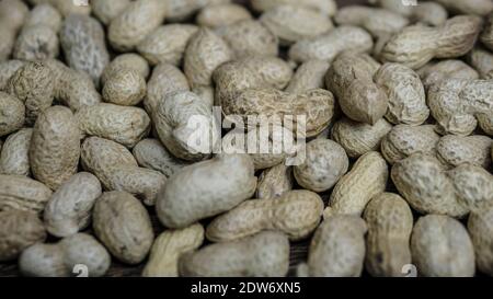 Arachidi in un primo piano di buccia, fagioli di arachidi. Foto Stock