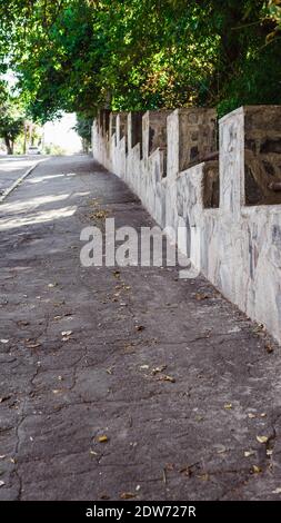 Una strada deserta in città, un bel vicolo senza persone, una strada vuota in un parco in una grande città. Foto Stock