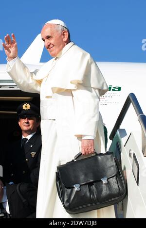 Papa Francesco si è rivolto ad Alitalia Airbus A321 per Amman, Giordania, all'aeroporto internazionale Leonardo da Vinci di Roma, il 24 maggio 2014. Papa Francesco è in visita ufficiale in Terra Santa dal 24 al 26 maggio. Foto di ABACAPRESS.COM Foto Stock